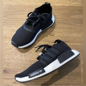 Adidas Originals Boys black sneakers! Size 2! Never worn, NWT